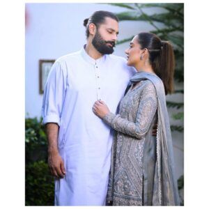 Mansha Pasha Instagram - Our first Eid as a nikkaofied couple 💕

Eid Mubarak everyone 🥰

@hayanehdiyaofficial @sananver @sherezadjewellery @bryan.makeupartist1 @nabila_salon @adil_khan28