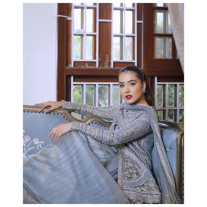Mansha Pasha Instagram - Our first Eid as a nikkaofied couple 💕

Eid Mubarak everyone 🥰

@hayanehdiyaofficial @sananver @sherezadjewellery @bryan.makeupartist1 @nabila_salon @adil_khan28