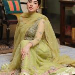 Mansha Pasha Instagram - Dil cheez kya hai aap meri jaan lejiyeeee 🎶 @omorose.couture @mehr.saad @nabila_salon