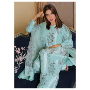 Mansha Pasha Instagram - Hope everyone’s rozas are going well! 

@museluxe @lovefaryal @beenishparvez_official @adil_khan28