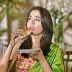 Mansha Pasha Instagram - Burger eating a bun kabab 🍔 @amnaarshadofficial @allurebymht @ebrahimjaliawala @beenishparvez_official