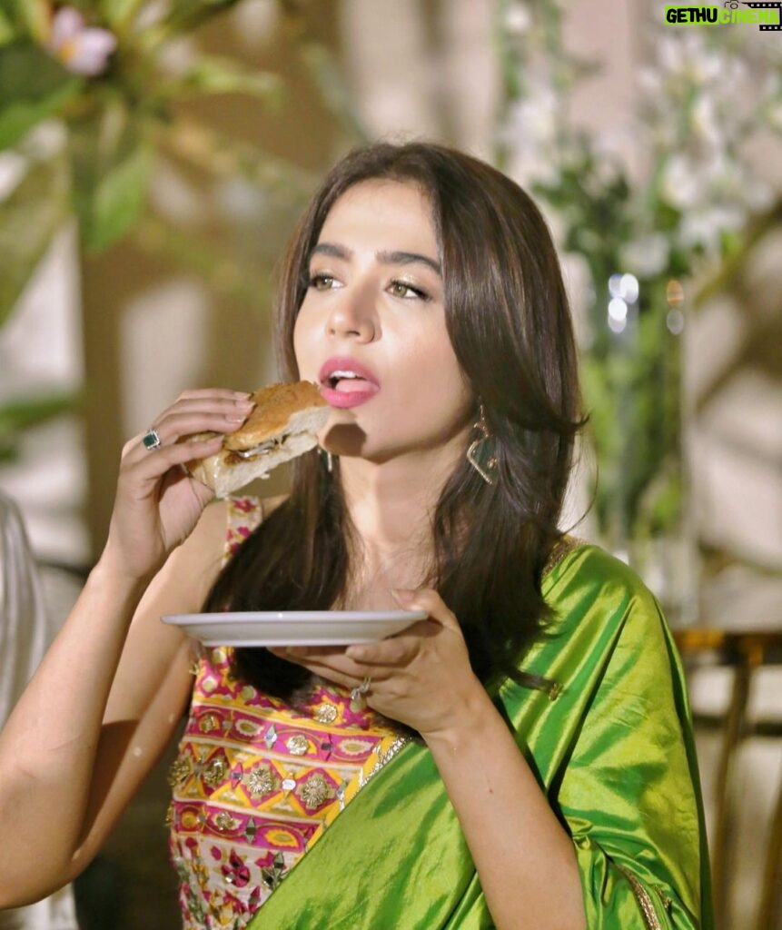 Mansha Pasha Instagram - Burger eating a bun kabab 🍔 @amnaarshadofficial @allurebymht @ebrahimjaliawala @beenishparvez_official