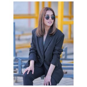 Mansha Pasha Instagram - Your life should be like your jacket...oversized. 

HMU @beenishparvez_official