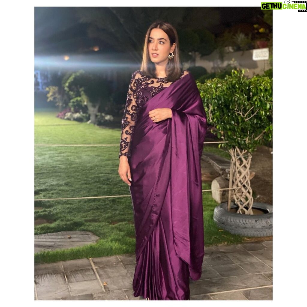 Mansha Pasha Instagram - This one was gifted to me by my Ama who will always be the ultimate saree queen in my eyes 💜 Earrings @mahrukh.akuly.jewelry