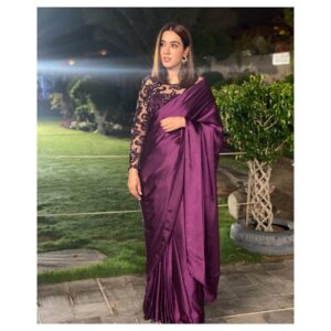 Mansha Pasha Instagram - This one was gifted to me by my Ama who will always be the ultimate saree queen in my eyes 💜

Earrings @mahrukh.akuly.jewelry