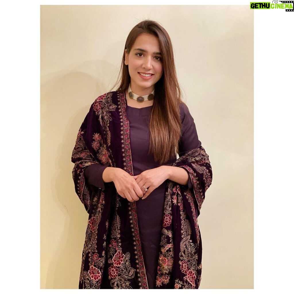 Mansha Pasha Instagram - I just love Winter wear Outfit @shenbysabeen with the shawl from my personal collection Choker @ayeshaccessories