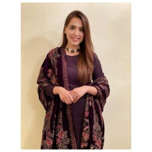 Mansha Pasha Instagram - I just love Winter wear 

Outfit @shenbysabeen with the shawl from my personal collection 

Choker @ayeshaccessories