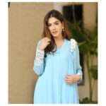 Mansha Pasha Instagram - Our first interview together releases today on Watch Na. Remember to watch “Hello Mira Sethi” tonight. I’m wearing @rozinamunibofficial x @ifrahhumayun with @iyanajewelrystudio and HMU @beenishparvez_official Photography @adil_khan28
