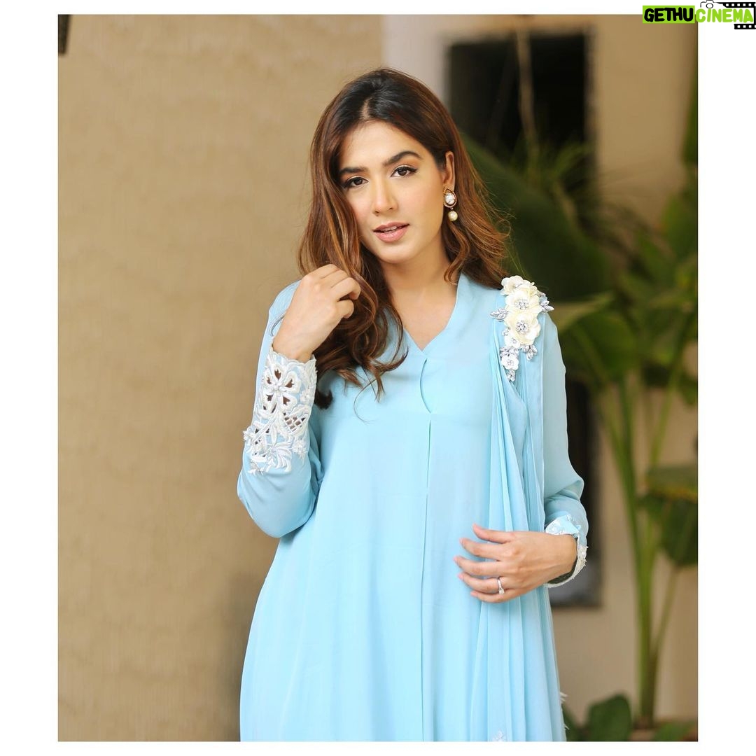 Mansha Pasha Instagram - Our first interview together releases today on Watch Na. Remember to watch “Hello Mira Sethi” tonight. I’m wearing @rozinamunibofficial x @ifrahhumayun with @iyanajewelrystudio and HMU @beenishparvez_official Photography @adil_khan28