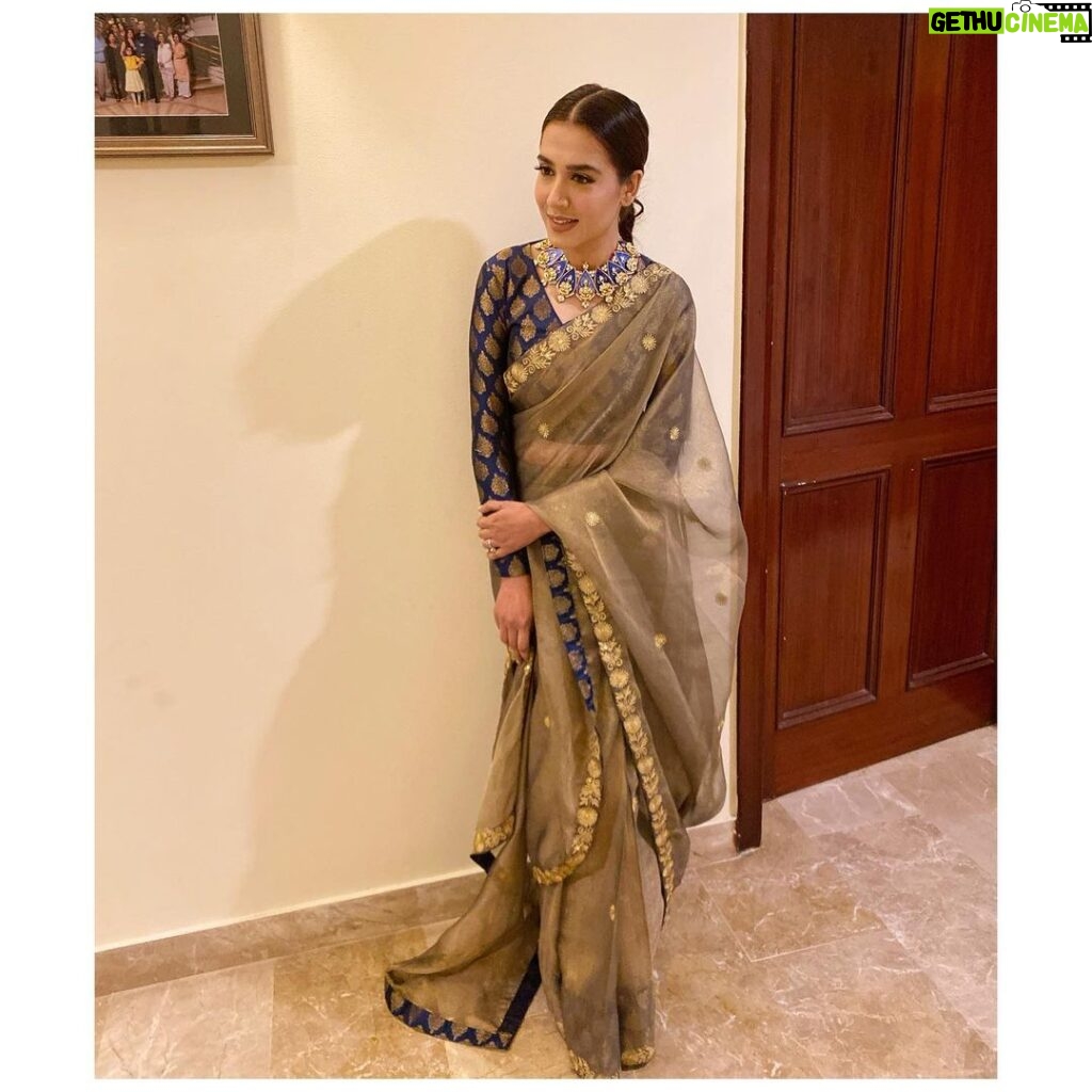 Mansha Pasha Instagram - Loving this beautiful saree by @sanas.pk styled by @sanaparekh with jewels @esfirjewels HMU @beenishparvez_official