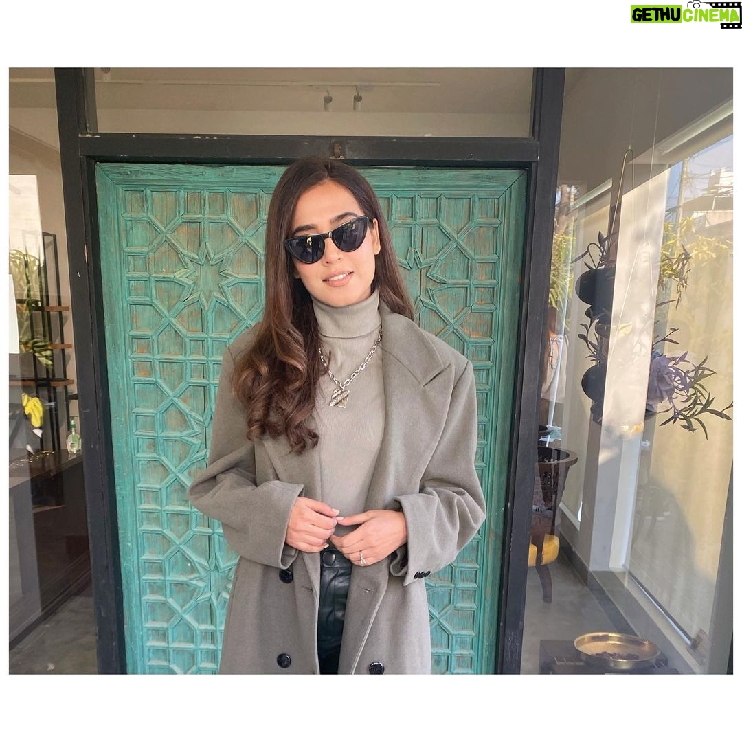 Mansha Pasha Instagram - It’s cold in Karachi (for us Karachiites anyway 🤪) Hope you all have a wonderful day today, on the birthday of our nations father. Happy Birthday Quaid and A Merry Christmas to all those celebrating 🌲 HMU @beenishparvez_official