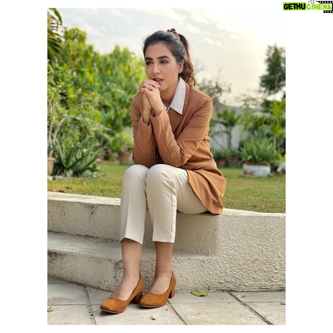 Mansha Pasha Instagram - Winter dress up with @ndurepakistan #ndurepakistan