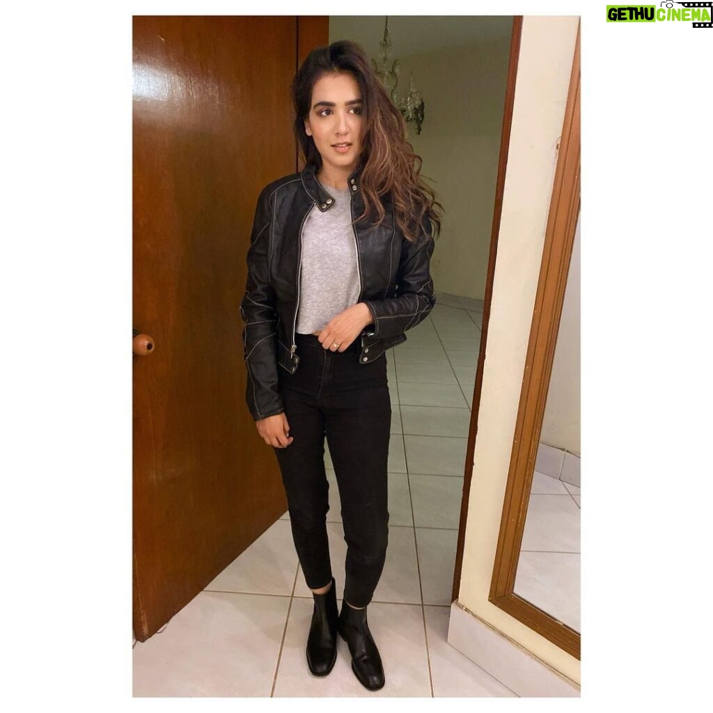 Mansha Pasha Instagram - Chelsea Boots ✔️ Leather jacket ✔️✔️ Hair that looks like u don’t give a damn✔️✔️✔️