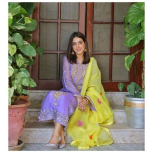 Mansha Pasha Instagram - Ramzan Mubarak everyone ✨

Outfit @souchaj 
PC @adil_khan28