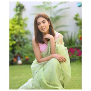 Mansha Pasha Instagram - Hot days call for a summer saree! 

Styled by @sanaparekh in @sanas.pk
HMU @beenishparvez_official
Shot by @adil_khan28