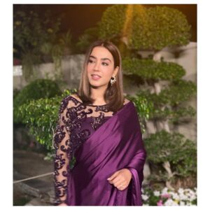 Mansha Pasha Instagram - This one was gifted to me by my Ama who will always be the ultimate saree queen in my eyes 💜

Earrings @mahrukh.akuly.jewelry