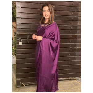 Mansha Pasha Instagram - This one was gifted to me by my Ama who will always be the ultimate saree queen in my eyes 💜

Earrings @mahrukh.akuly.jewelry