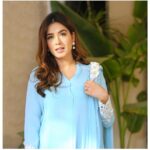 Mansha Pasha Instagram - Our first interview together releases today on Watch Na. Remember to watch “Hello Mira Sethi” tonight. I’m wearing @rozinamunibofficial x @ifrahhumayun with @iyanajewelrystudio and HMU @beenishparvez_official Photography @adil_khan28
