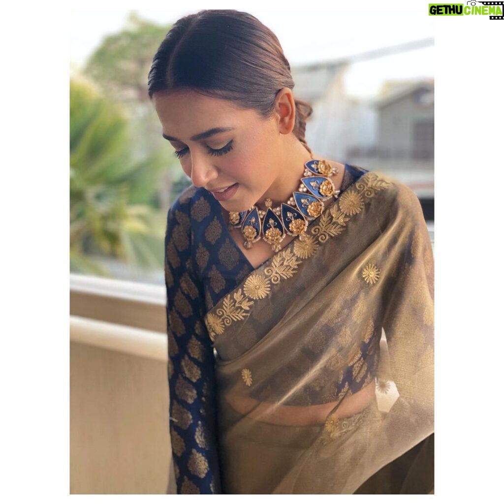 Mansha Pasha Instagram - Loving this beautiful saree by @sanas.pk styled by @sanaparekh with jewels @esfirjewels HMU @beenishparvez_official