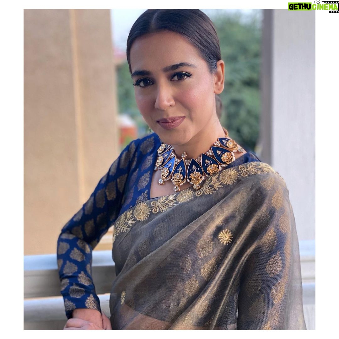 Mansha Pasha Instagram - Loving this beautiful saree by @sanas.pk styled by @sanaparekh with jewels @esfirjewels HMU @beenishparvez_official