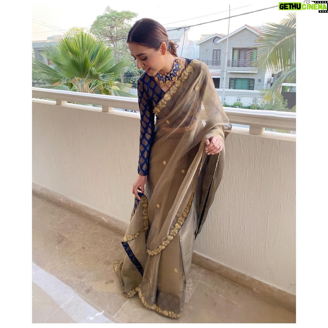 Mansha Pasha Instagram - Loving this beautiful saree by @sanas.pk styled by @sanaparekh with jewels @esfirjewels HMU @beenishparvez_official