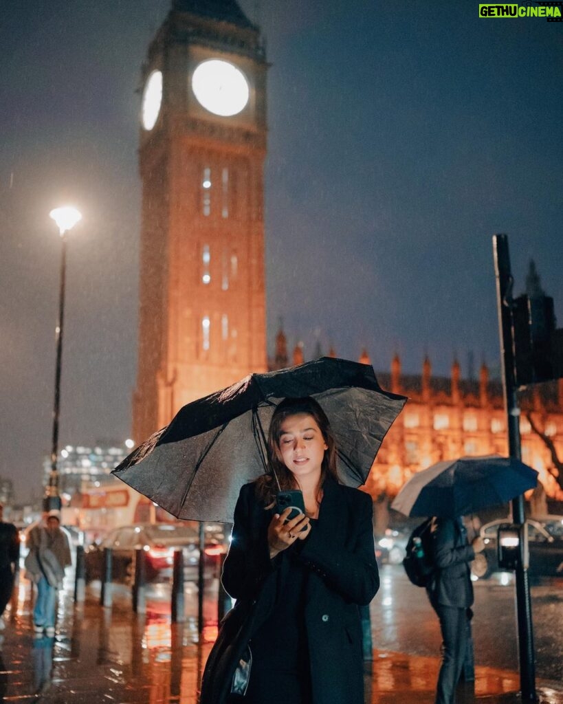 Mansha Pasha Instagram - ‘Twas a cold and rainy day 🌧 ☔ @mavikhazam Big Ben Tower, London