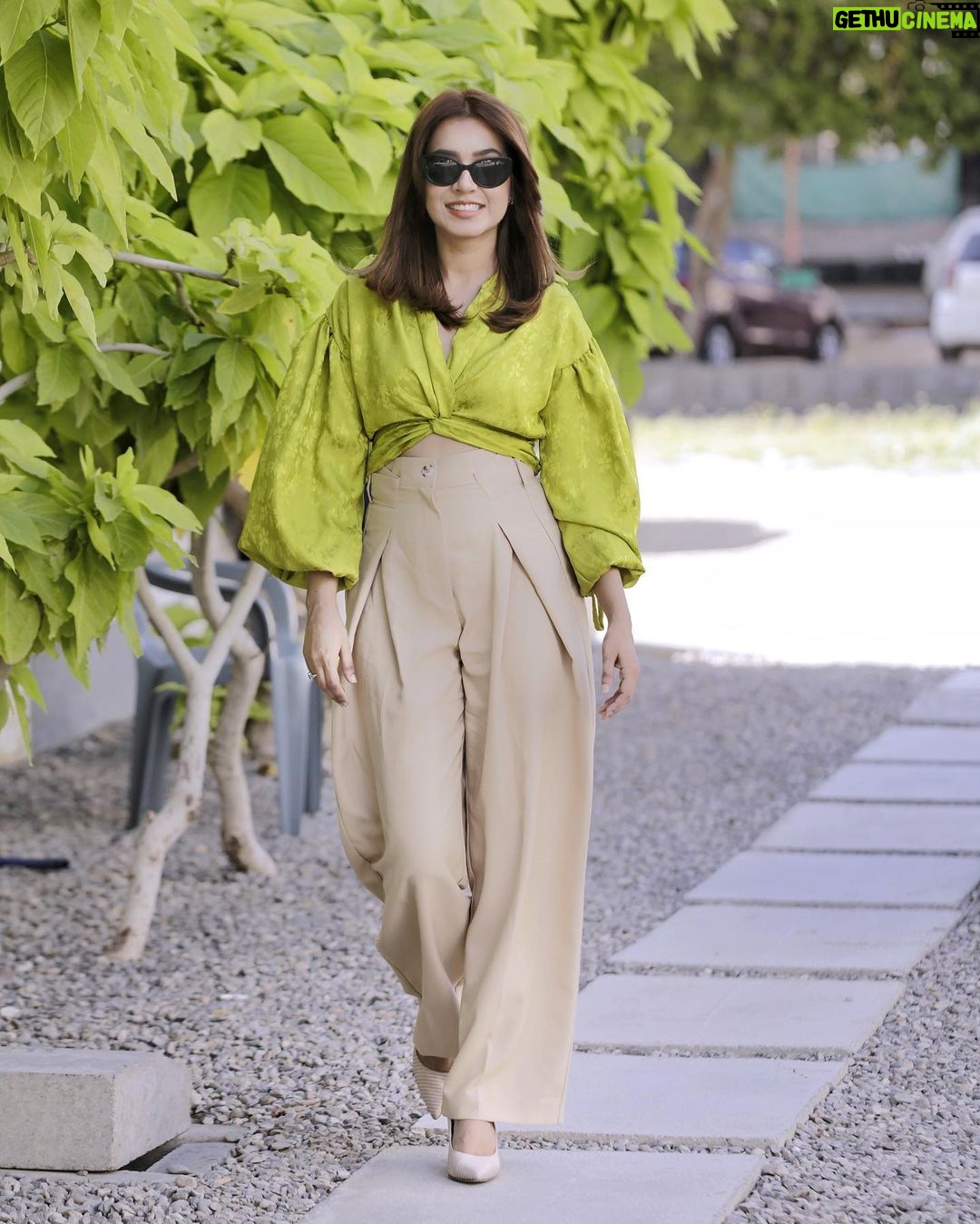 Mansha Pasha Instagram - Ready, set…..background match!