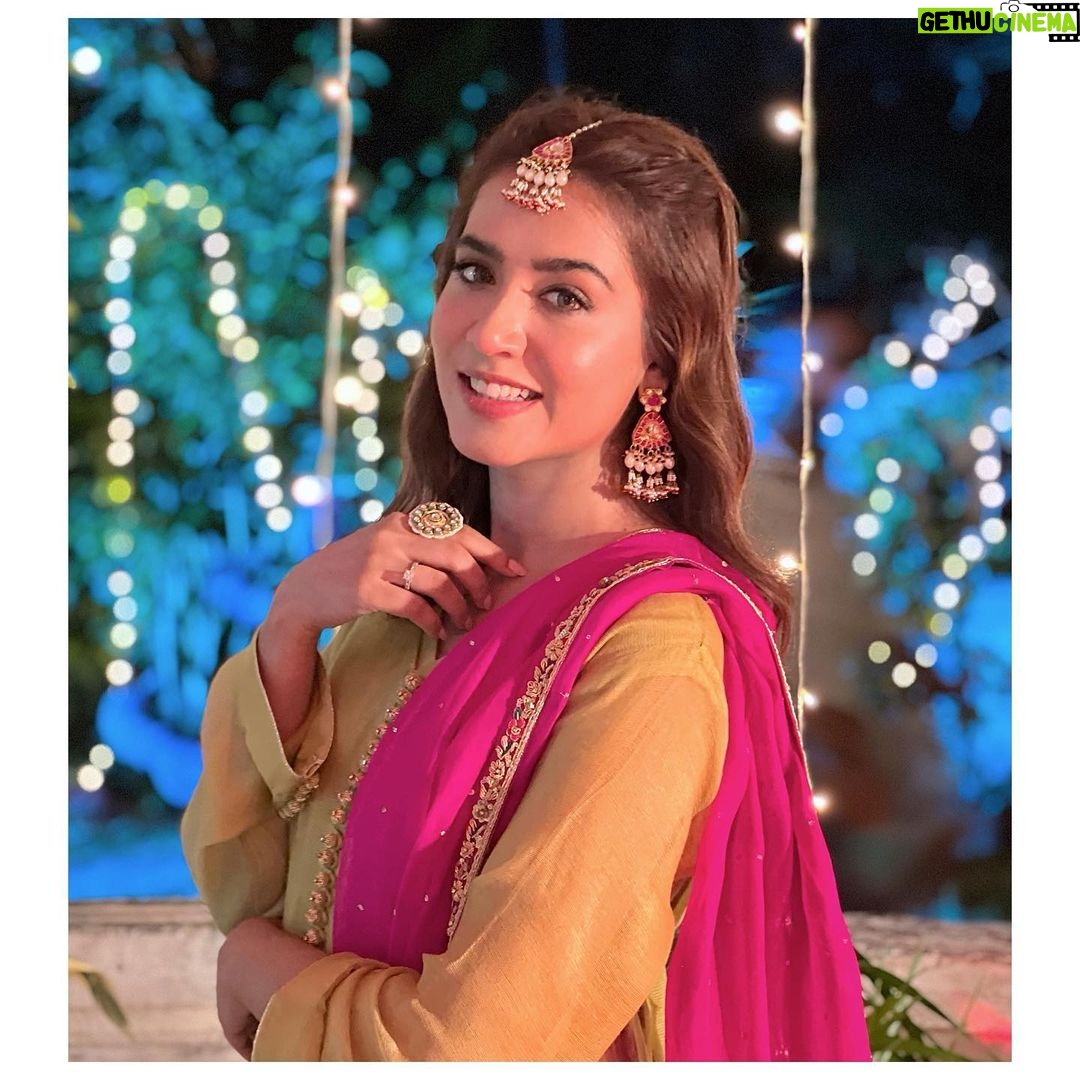 Mansha Pasha Instagram - Fancy Fridays 💐💐