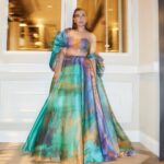 Mansha Pasha Instagram - 🧜‍♀️ Outfit : @kachmarreem Styled by : @sananver Hair/Makeup : @judithsarahmakeup @sarwattamoor_mua @karamakeupstudio Photos : @chloemaylor