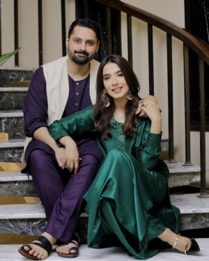 Mansha Pasha Instagram - Eid days = some thakaan 🥱, super full but wanting to eat more 🍗🧈🍪, getting dressed up 👗 , catching up 📞 ☎️ and fun times! 🤩 

Outfit @ansabjahangirstudio @ebrahimjaliawala 
Jewels @esfirjewels 
MUA @bryan.makeupartist1 @nabila_salon