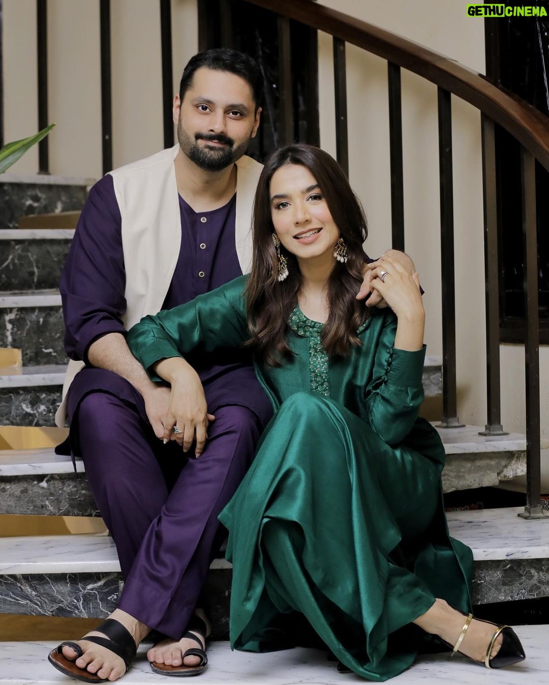 Mansha Pasha - 37.6K Likes - Eid days = some thakaan š„±, super full but wanting to eat more šš§šŖ, getting dressed up š , catching up š āļø and fun times! š¤©
Outfit @ansabjahangirstudio @ebrahimjaliawala
Jewels @esfirjewels
MUA @bryan.makeupartist1 @nabila_salon