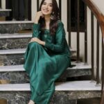 Mansha Pasha Instagram - Eid days = some thakaan 🥱, super full but wanting to eat more 🍗🧈🍪, getting dressed up 👗 , catching up 📞 ☎️ and fun times! 🤩 Outfit @ansabjahangirstudio @ebrahimjaliawala Jewels @esfirjewels MUA @bryan.makeupartist1 @nabila_salon