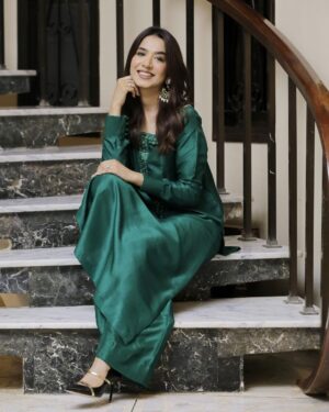 Mansha Pasha Instagram - Eid days = some thakaan 🥱, super full but wanting to eat more 🍗🧈🍪, getting dressed up 👗 , catching up 📞 ☎️ and fun times! 🤩 

Outfit @ansabjahangirstudio @ebrahimjaliawala 
Jewels @esfirjewels 
MUA @bryan.makeupartist1 @nabila_salon