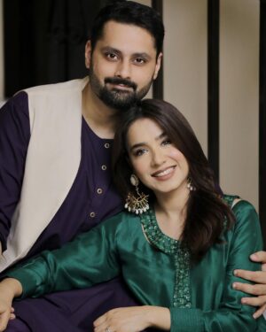 Mansha Pasha Instagram - Eid days = some thakaan 🥱, super full but wanting to eat more 🍗🧈🍪, getting dressed up 👗 , catching up 📞 ☎️ and fun times! 🤩 

Outfit @ansabjahangirstudio @ebrahimjaliawala 
Jewels @esfirjewels 
MUA @bryan.makeupartist1 @nabila_salon