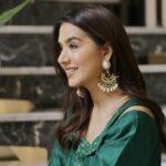 Mansha Pasha Instagram - Eid days = some thakaan 🥱, super full but wanting to eat more 🍗🧈🍪, getting dressed up 👗 , catching up 📞 ☎️ and fun times! 🤩 Outfit @ansabjahangirstudio @ebrahimjaliawala Jewels @esfirjewels MUA @bryan.makeupartist1 @nabila_salon