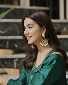 Mansha Pasha Instagram - Eid days = some thakaan 🥱, super full but wanting to eat more 🍗🧈🍪, getting dressed up 👗 , catching up 📞 ☎️ and fun times! 🤩 Outfit @ansabjahangirstudio @ebrahimjaliawala Jewels @esfirjewels MUA @bryan.makeupartist1 @nabila_salon