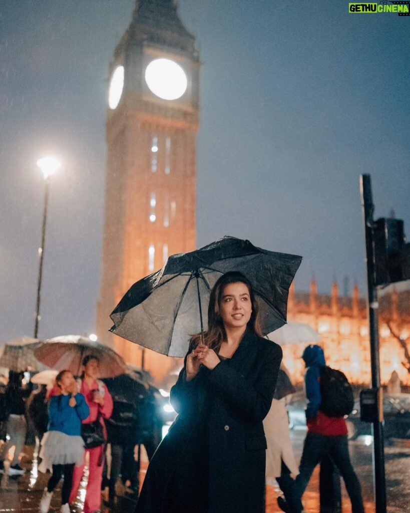 Mansha Pasha Instagram - ‘Twas a cold and rainy day 🌧 ☔ @mavikhazam Big Ben Tower, London