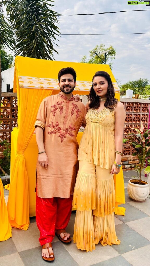 Mansi Srivastava Instagram - Jaw dropping haldi 🌶️🙌🙌 Outfits by @maraasim_couture 💛