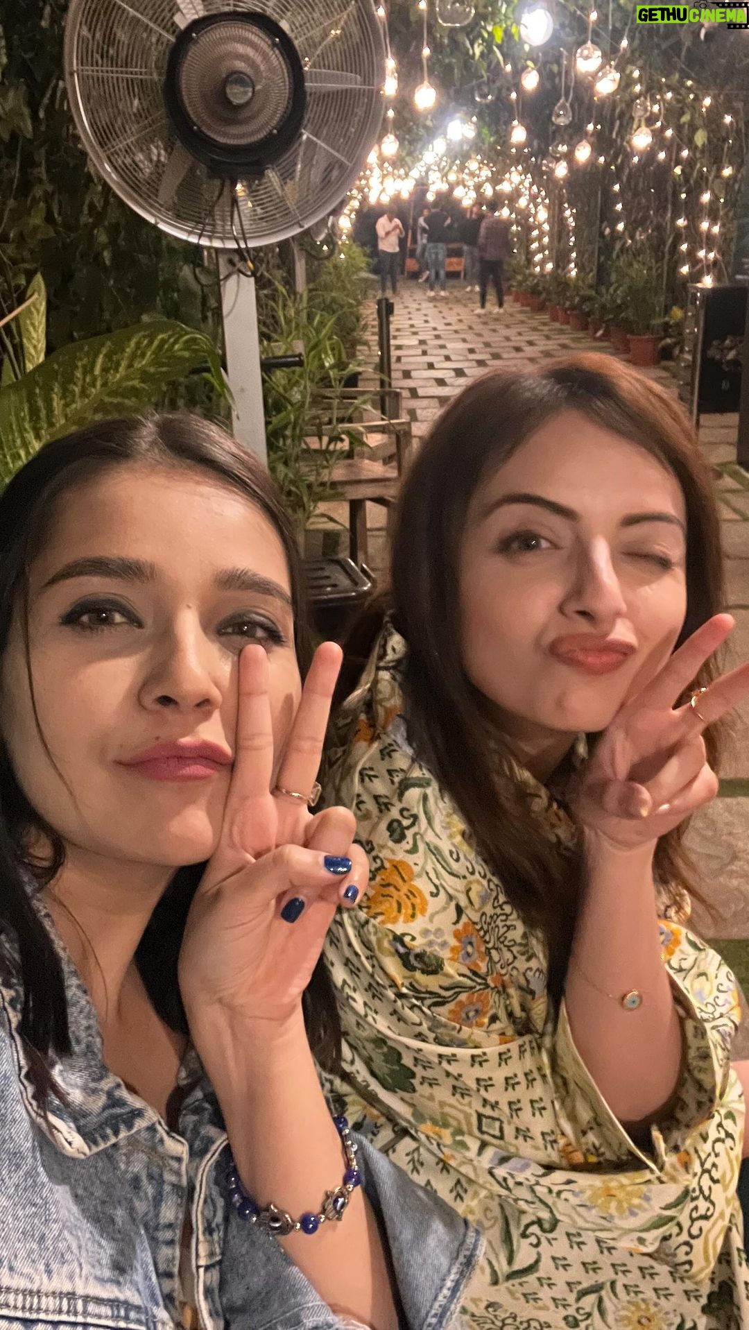 Mansi Srivastava Instagram - Happiest birthday Bro 💯❤️🎈💃💃💃💃 Jaa jeeley apni zindagi simran i mean shrenu 😅😍😍🥂 Hope this will bring a smile on ur face 😅 Loveeee uuuu pagletttt Le adrak waali chai peeley ☕️ u will feel better 🙌😜 Playing “ wild wild wild “ and grooving on the song while uploading this bday reel for u ❤️❤️❤️