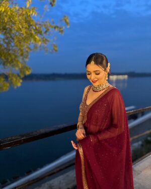 Mansi Srivastava Instagram - Almost wearing the Christmas colour 🎉😀 merry xmas 🎄 

Wearing @sochstories 
#muah @palak0210 @thebigbangsalon