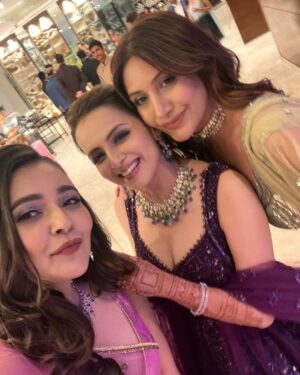 Mansi Srivastava Instagram - What an emotional roller coaster sangeet Night , we weren’t ready for this and such amazing performances by the whole family and friends . Rulaa diyaaa 🥹
Best ever for the best two @shrenuparikhofficial @akshaymhatre11 🧿💜 
Cant wait to see u both married  and how 💜💜💜