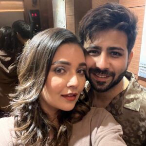 Mansi Srivastava Instagram - What an emotional roller coaster sangeet Night , we weren’t ready for this and such amazing performances by the whole family and friends . Rulaa diyaaa 🥹
Best ever for the best two @shrenuparikhofficial @akshaymhatre11 🧿💜 
Cant wait to see u both married  and how 💜💜💜