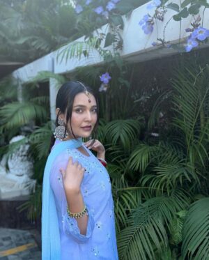Mansi Srivastava Instagram - Bridesmaid pov: 
Jaldi  se photo kheechwa leti hu fir bride bula legi 😅😂🥹