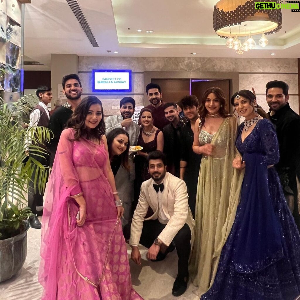 Mansi Srivastava Instagram - What an emotional roller coaster sangeet Night , we weren’t ready for this and such amazing performances by the whole family and friends . Rulaa diyaaa 🥹 Best ever for the best two @shrenuparikhofficial @akshaymhatre11 🧿💜 Cant wait to see u both married and how 💜💜💜
