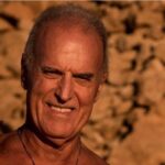 Manuel Pinto Coelho Instagram - ✨Bom dia Domingo! Qual é o seu primeiro hábito saudável do dia? Qual o seu primeiro acto de disciplina? Água, treino, caminhada.. meditação …? ➡️É frequente assistir nas minhas consultas pessoas que querem mudar radicalmente e que criam metas logo muito altas⬆️ que a curto prazo se não forem rapidamente atingidas deixam-nas extremamente desmotivadas.. ➡️Se começar por pequenos passos como acordar todos os dias um pouco mais cedo.. beber um grande copo de água e fazer uns 20 minutos de treino ou meditação já estará a instalar um hábito saudável que fortalecerá o seu corpo e sua mente! Começar o dia com um hábito saudável aumenta a probabilidade de atingir outras vitórias ao longo do dia 💪 ➡️Cuidar de si deve ser o seu principal objetivo! A sua prioridade! Só assim cuidará bem dos outros. ✅Crie um hábito saudável e repita-o todos os dias. Nem que seja por 10 minutos. No início poderá ser sacrifício mas rapidamente se tornará um “hábito” sem grande esforço.. tão prático e fácil como lavar os dentes…e ainda para mais saudável! Um excelente primeiro passo é inscrever-se no Forum Mundial do Sistema Imunitário. O grande objetivo é unir medicina convencional e complementar e transmitir de forma informada e sustentada as melhores estratégias para reforçar o seu sistema imunitário e tratar convenientemente da sua saúde e dos seus! Garanta a sua vaga no link da bio ou aceda ao site https://www.doutorpintocoelho.pt/forum-mundial-do-sistema-imunitario 👉👉👉Que hábito saudável já pratica diariamente?💃🏼🤸🧘🏼‍♂️🚴‍♀️