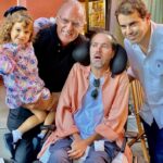 Manuel Pinto Coelho Instagram - Lutando heroicamente contra a ELA há 11 anos, com uma resiliência inventada por Ele, o Bernardo, aqui na companhia de 2 dos seus 5 Irmãos.