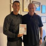 Manuel Pinto Coelho Instagram - O melhor jogador de futebol de todos os tempos a honrar a estratégia e a abordagem clínica de toda a nossa equipa. Obrigado @cristiano #clinicadoutorpintocoelho #vivermelhor #chegarnovoavelhoreceitas #vidasaudavel #healthyfood #antiinflammatory #healthygut #healthbenefits #nutricaoesaude #dicadesaude #bemestar #vivercomsaude #saudeemprimeirolugar #maissaude #healthy #digestivehealth