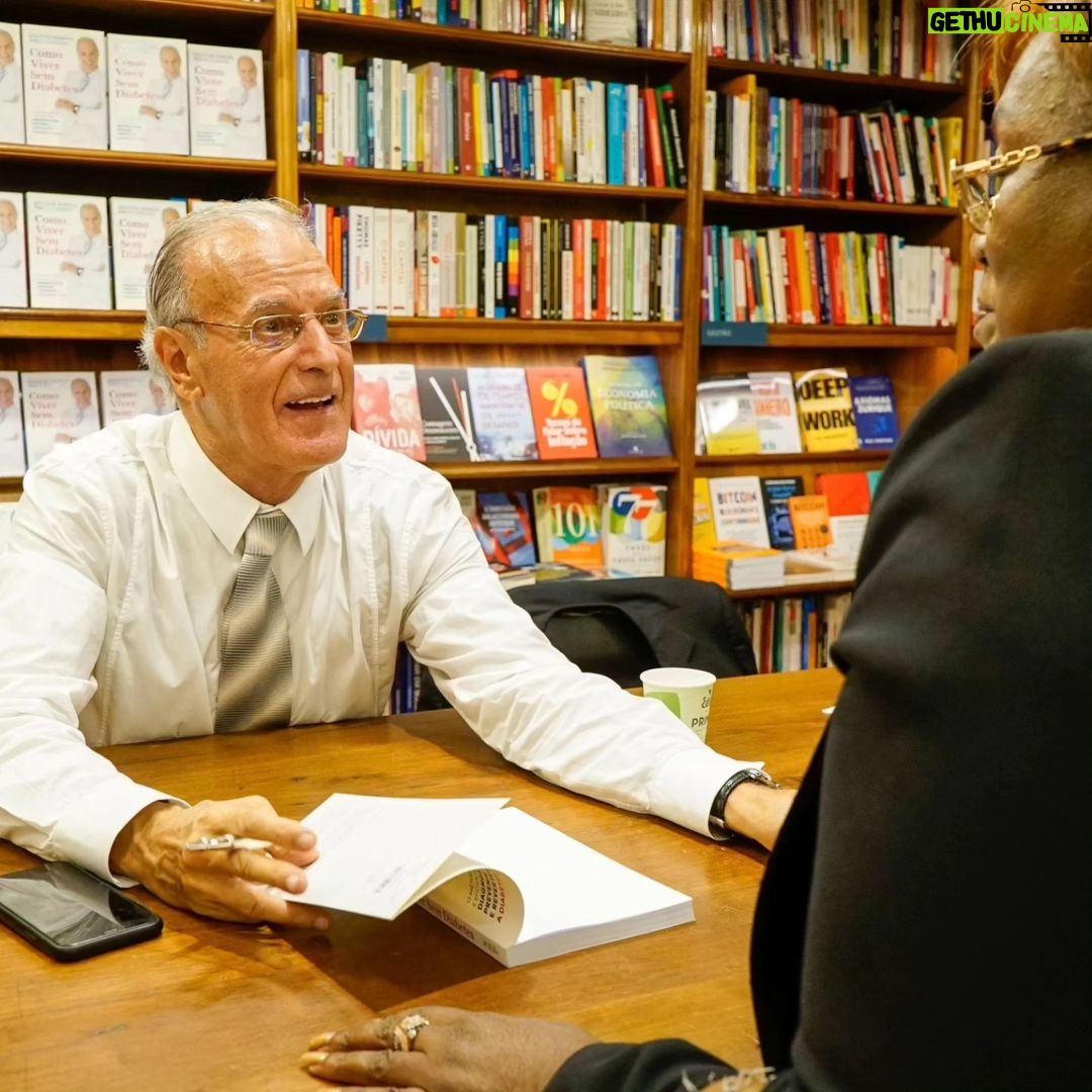 Manuel Pinto Coelho Instagram - A LeYa / Oficina do Livro agradece a todos os presentes na sessão de lançamento do livro "Como Viver Sem Diabetes" do Doutor Manuel Pinto Coelho, no passado dia 24 de outubro, na livraria Buchholz. Já pode adquirir o seu exemplar nas livrarias e leyaonline.com. #LeYa #OficinadoLivro #ComoViverSemDiabetes #DoutorManuelPintoCoelho #Novidade