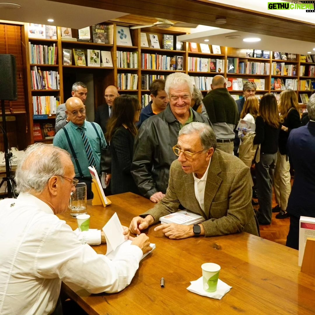 Manuel Pinto Coelho Instagram - A LeYa / Oficina do Livro agradece a todos os presentes na sessão de lançamento do livro "Como Viver Sem Diabetes" do Doutor Manuel Pinto Coelho, no passado dia 24 de outubro, na livraria Buchholz. Já pode adquirir o seu exemplar nas livrarias e leyaonline.com. #LeYa #OficinadoLivro #ComoViverSemDiabetes #DoutorManuelPintoCoelho #Novidade