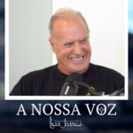 Manuel Pinto Coelho Instagram - E aqui fica o teeser do episódio d’A Nossa Voz desta semana, com este grande senhor que é o @doutor_pintocoelho 🙏🏻🙌🏻 Médico (no verdadeiro sentido da palavra, pois é aquele que ensina), autor de inúmeros livros bestsellers como o Chegar Novo a Velho, entre outros, conhecido dentro da abordagem à dieta do paleolítico (que de forma tão bonita e coerente já mudou positivamente a vida de tantas pessoas) e igualmente conceituado na Medicina e abordagem de Anti-envelhecimento (Medicina do Futuro), Manuel Pinto Coelho, por toda esta sua pesquisa e prática “fora da caixa”, já recebeu várias críticas dos seus pares que acima de tudo desconhecem esta visão mais abrangente da saúde, mas nunca perdeu os seus valores - pois os resultados clínicos são evidentes e falam por si - e no fundo é isso mesmo que ele pretende: A CURA e Melhoria da qualidade de Vida das pessoas que lhe chegam. É, assim, uma espécie de “alfaiate” da Saúde, que personaliza sempre a abordagem de cada pessoa e ajusta a suplementação a este nível individual - quer a nível nutricional como hormonal. Falamos sobre tudo isso, sobre a qualidade vazia do alimento de hoje em dia, sobre vitamina A e D, sobre meditação, exercício físico, sono e sobre tantos outros “instrumentos preciosos” que temos ao nosso dispor - só precisamos de REALMENTE os implementar no nosso dia a dia. Deixo-vos esta linda frase citada por Manuel (frase de João Lobo Antunes, no livro A Nova Medicina): “Eu não sei para onde vamos mas sei o que me preocupa: é que a Medicina empolgada pela ciência, seduzida pela tecnologia, atordoada pela burocracia, apague a sua face mais humana e ignore a individualidade única da pessoa que sofre”. Que linda visão 🙌🏻 e TÃO PERTINENTE, tão sábia 🙏🏻 Este é sem dúvida um episódio que te convido a ver/ouvir com toda a atenção (tanto no YouTube, canal Lisa Joanes, como nas diferentes plataformas de áudio, como o Spotify, Apple podcast, etc.) Gratidão @sobba.pt pelo vosso apoio à partilha destes conteúdos 🫶😊 Quem é que já nos ouviu? :) #podcast #manuelpintocoelho #saude #saúde #alimentaçãosaudável #paleodiet #paleolifestyle #meditacao #sono #doutor #desenvolvimentopessoal #missão #amorpelamissão Prof. Doutor Manuel Pinto Coelho